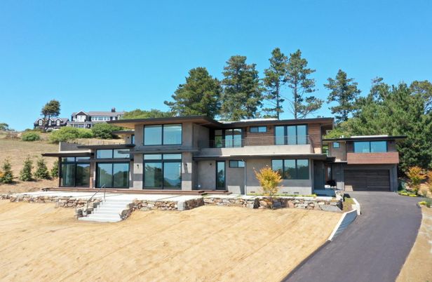 Attached, Exterior, Facade, Modern