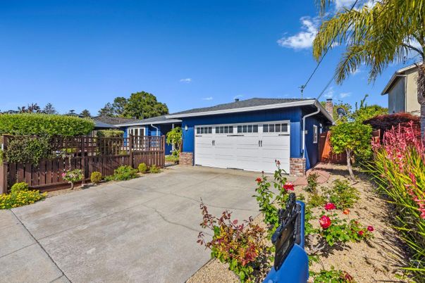 Attached, Exterior, Facade, Ranch