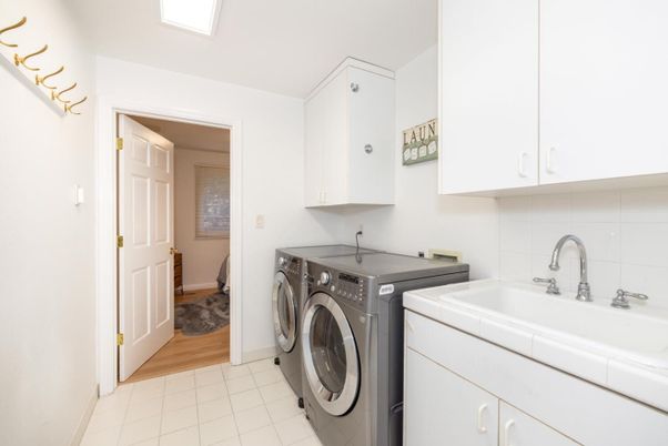 Interior, Washer, Wood Texture Flooring