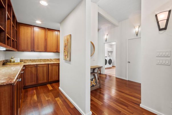 Interior, Recessed Lighting, Washer, Wood Texture Flooring