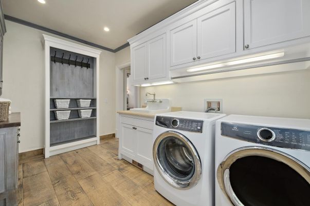 Interior, Recessed Lighting, Washer, Wood Texture Flooring