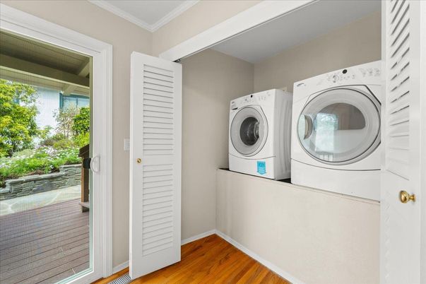 Interior, Utility Closets, Washer, Wood Texture Flooring