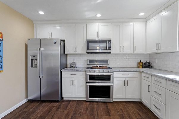 Chandelier, Dining room, Interior, Kitchen, Pendant Lights, Recessed Lighting, Wood Texture Flooring