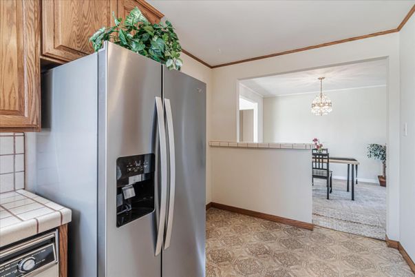 Chandelier, Dining room, Interior, Kitchen, Tile Countertops