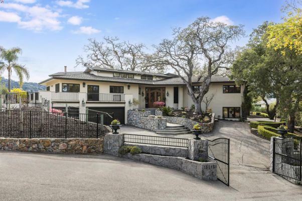 Backyard, Exterior, Facade, Split Level