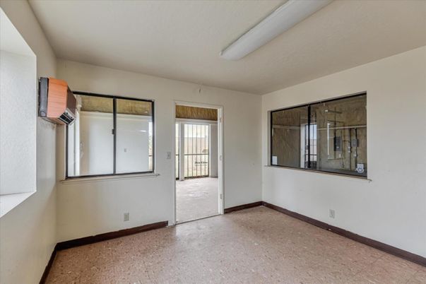 Empty room, Interior