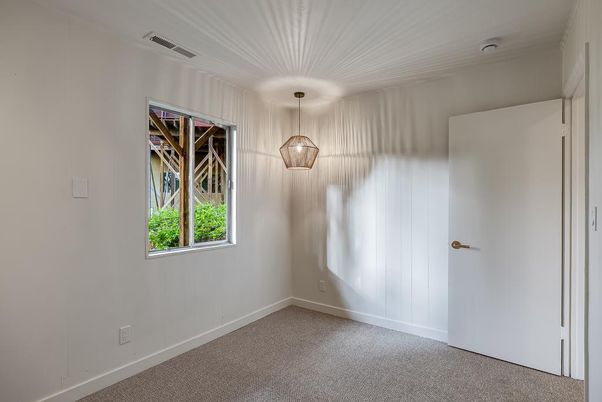 Empty room, Interior, Pendant Lights
