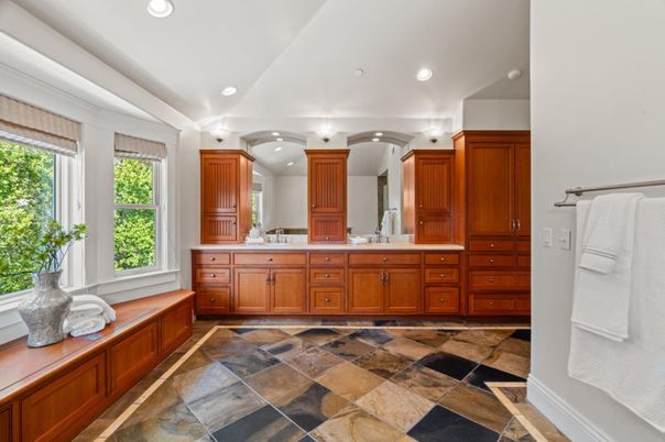 Bathroom, Dual Sink Vanities, Interior, Recessed Lighting