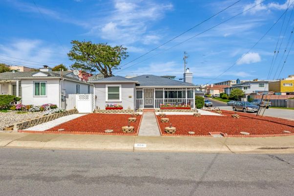 Exterior, Facade, Ranch