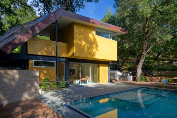 Exterior, Facade, Pool, Modern