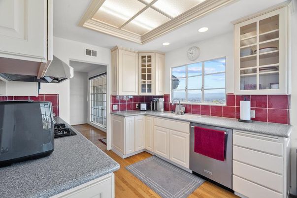 Interior, Kitchen, Recessed Lighting, Water, Wood Texture Flooring