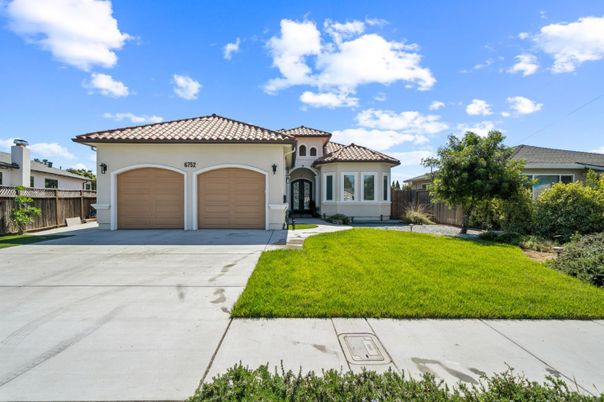 Attached, Exterior, Facade, Mediterranean