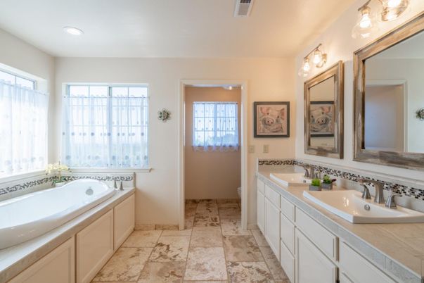 Bathroom, Dual Sink Vanities, Interior, Recessed Lighting