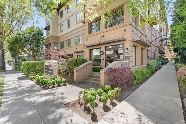 Exterior, Facade, Brownstone