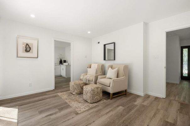 Interior, Recessed Lighting, Wood Texture Flooring