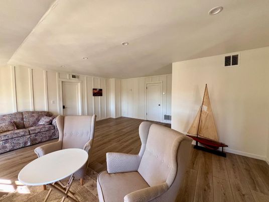 Interior, Recessed Lighting, Wood Texture Flooring