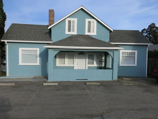 Exterior, Facade, Ranch