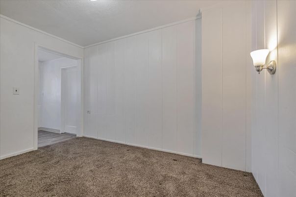 Empty room, Interior