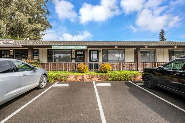 Exterior, Facade, Ranch