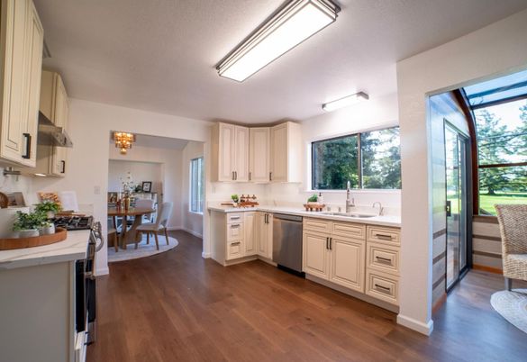 Chandelier, Dining room, Interior, Kitchen, Stainless Steel Appliances, Wood Texture Flooring
