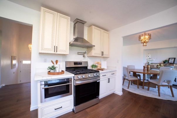 Chandelier, Dining room, Interior, Kitchen, Stainless Steel Appliances, Wood Texture Flooring