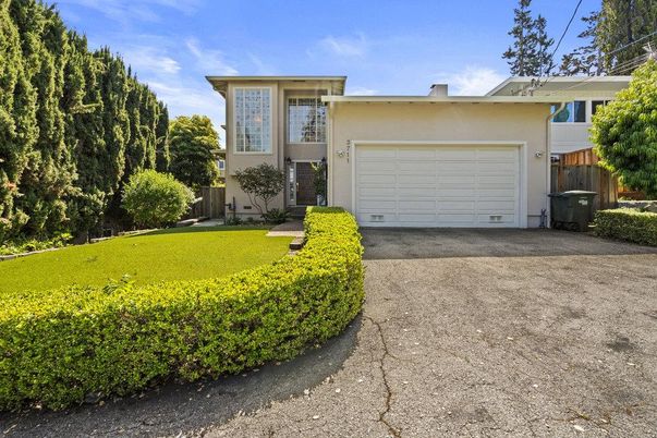 Attached, Backyard, Exterior, Facade, Modern