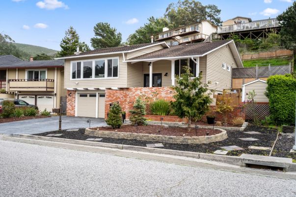 Attached, Exterior, Facade, Brick Facade, Raised Ranch