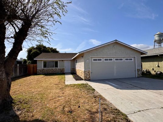 Attached, Exterior, Facade, Ranch