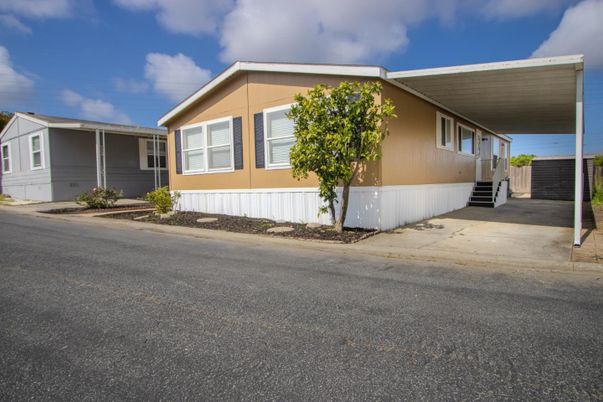 Exterior, Facade, Ranch