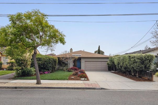 Attached, Exterior, Facade, Ranch