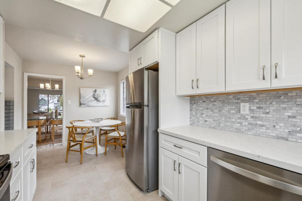 Chandelier, Dining room, Interior, Kitchen, Stainless Steel Appliances