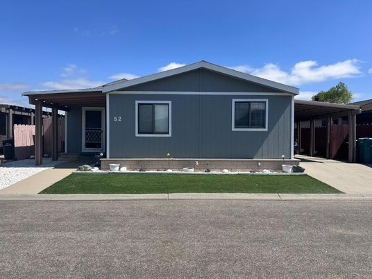Exterior, Facade, Ranch