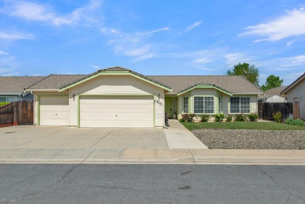 Attached, Exterior, Facade, Ranch