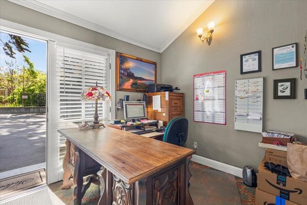 Home Office, Interior