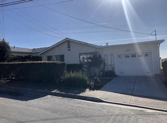 Attached, Exterior, Facade, Ranch