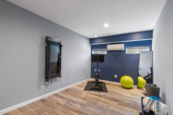 Fitness Equipment, Interior, Recessed Lighting, Wood Texture Flooring