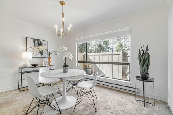 Chandelier, Dining room, Interior, Pendant Lights