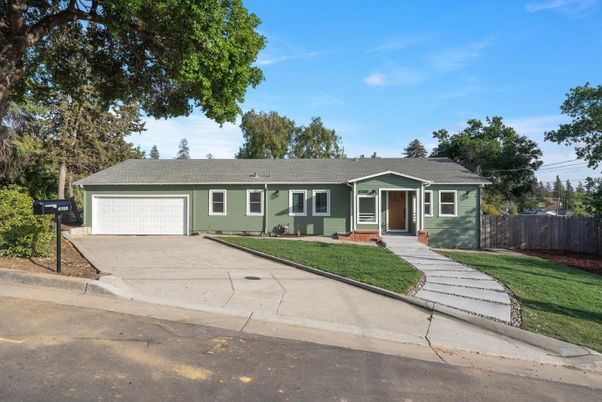 Attached, Exterior, Facade, Ranch