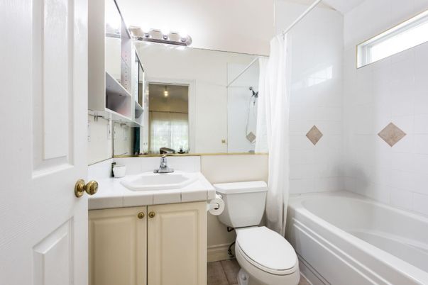 Bathroom, Interior, Tile Countertops