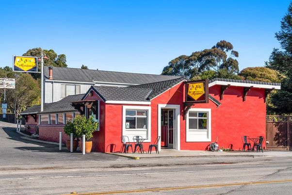 Exterior, Facade, Ranch