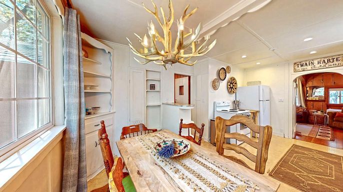 Chandelier, Dining room, Interior, Recessed Lighting, Wood Texture Flooring