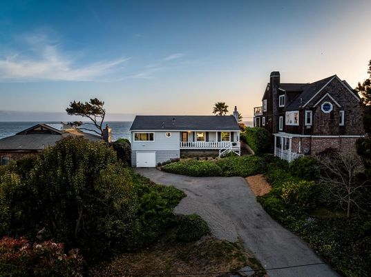 Exterior, Facade, Water, Cape Cod