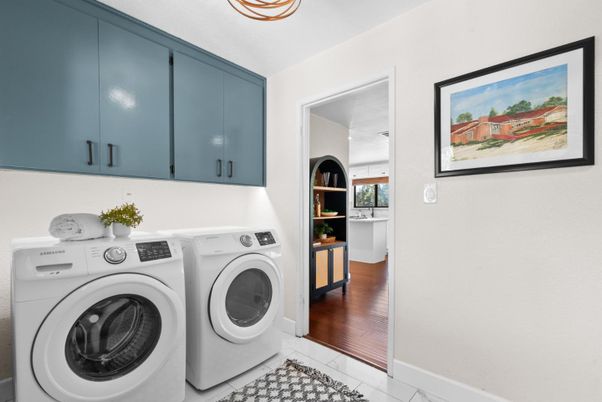 Interior, Washer, Wood Texture Flooring
