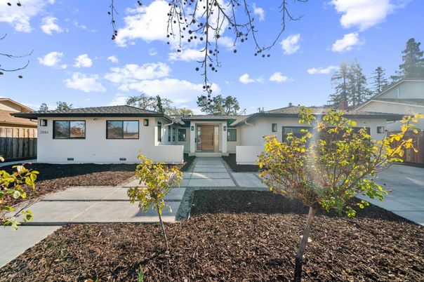 Exterior, Facade, Ranch