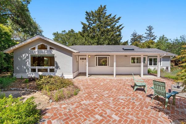 Exterior, Facade, Ranch