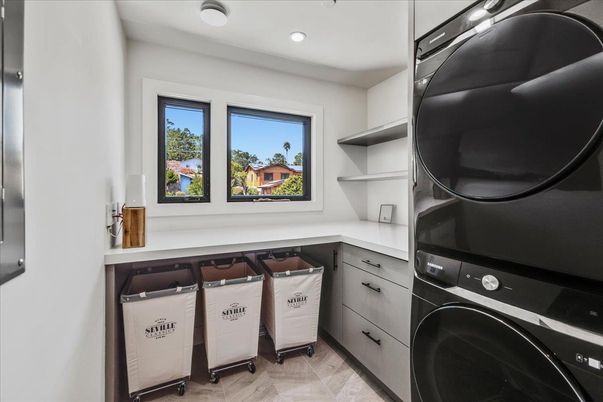 Interior, Recessed Lighting, Washer, Wood Texture Flooring