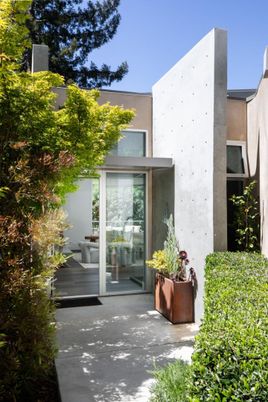 Exterior, Facade, Modern