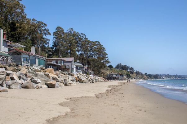 Exterior, Lake