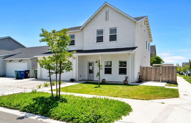 Attached, Exterior, Facade, Farmhouse