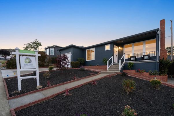 Backyard, Exterior, Facade, Ranch